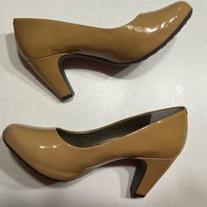 Easy Spirit Woman's Esparnella Heels (Tan)
